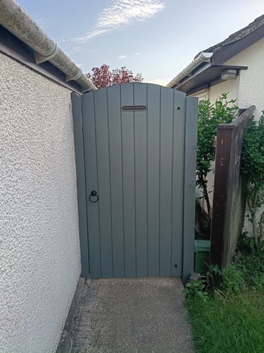 Flat top pedestrian gates made - top,